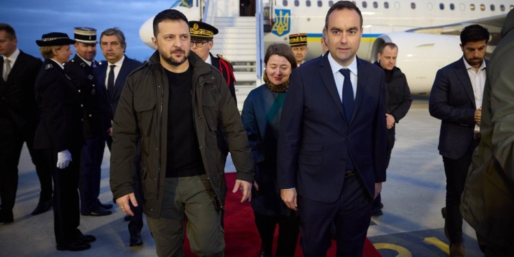 Зеленський вже прилетів до Франції