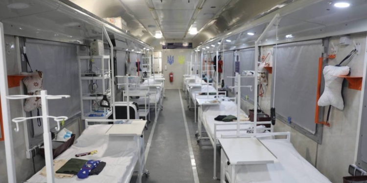 Укрзалізниця виводить на колії ще чотири санітарних вагони для потреб ЗСУ