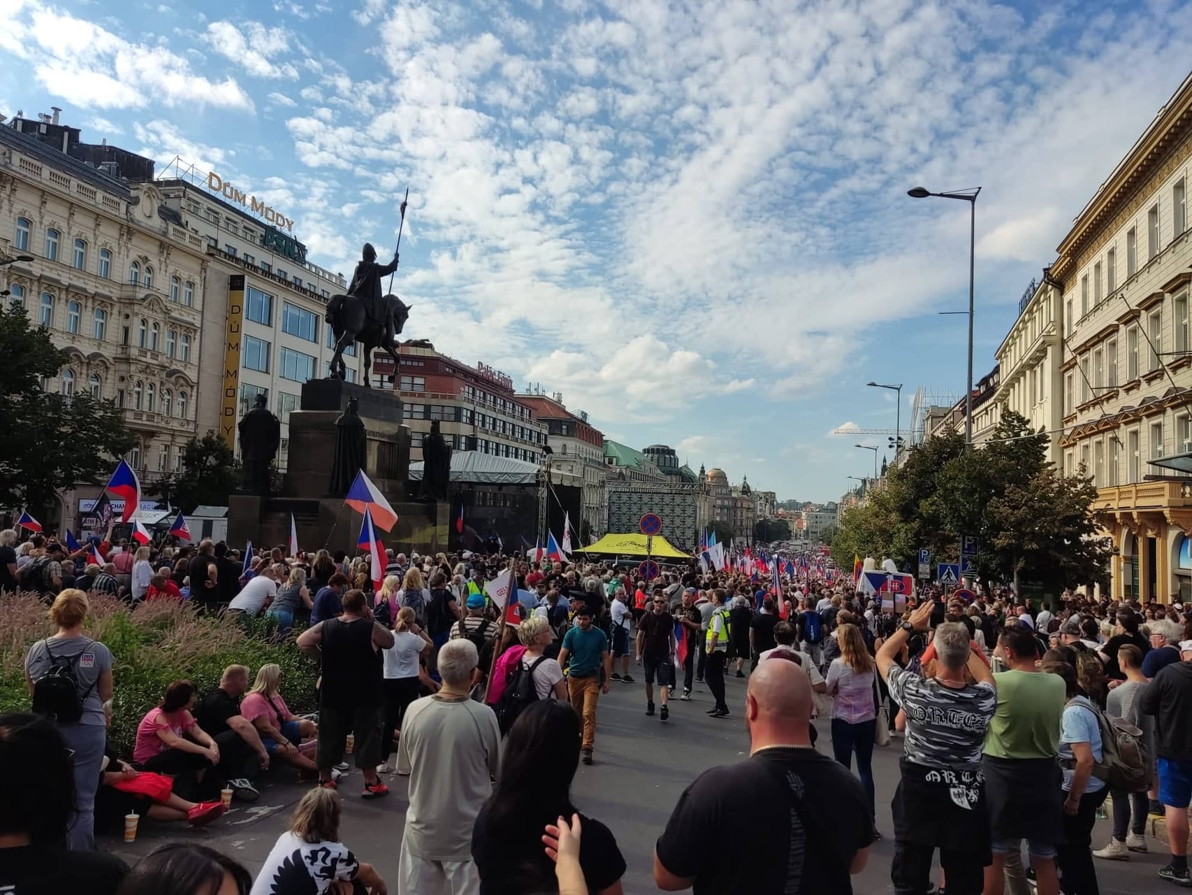 Усе одно знайшли. У Празі засудили чоловіка, який півтора року тому погрожував різати українців