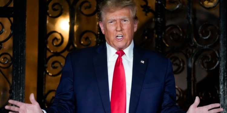 Суд присудив Трампу майже $350 млн. штрафу та заборонив 3 роки займатися бізнесом у Нью-Йорку