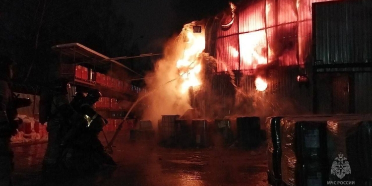Вночі в Іжевську згорів цех з виготовлення безпілотників. Версії – дрон або підпал (ФОТО, ВІДЕО)