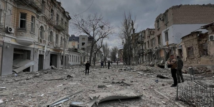 Росіяни вдарили по Херсону з авіації: відомо про двох постраждалих (ФОТО, ВІДЕО)