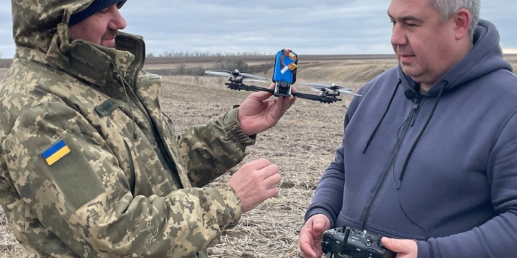 Технологічна підтримка для ЗСУ: на Миколаївщині волонтери збирають FPV-дрони (ФОТО)