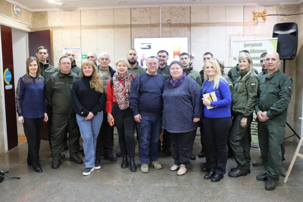 ​​«Під нашим небом»: у Миколаєві відкрилась фотовиставка військовослужбовця ЗСУ Павла Саєнка (ФОТО) 2