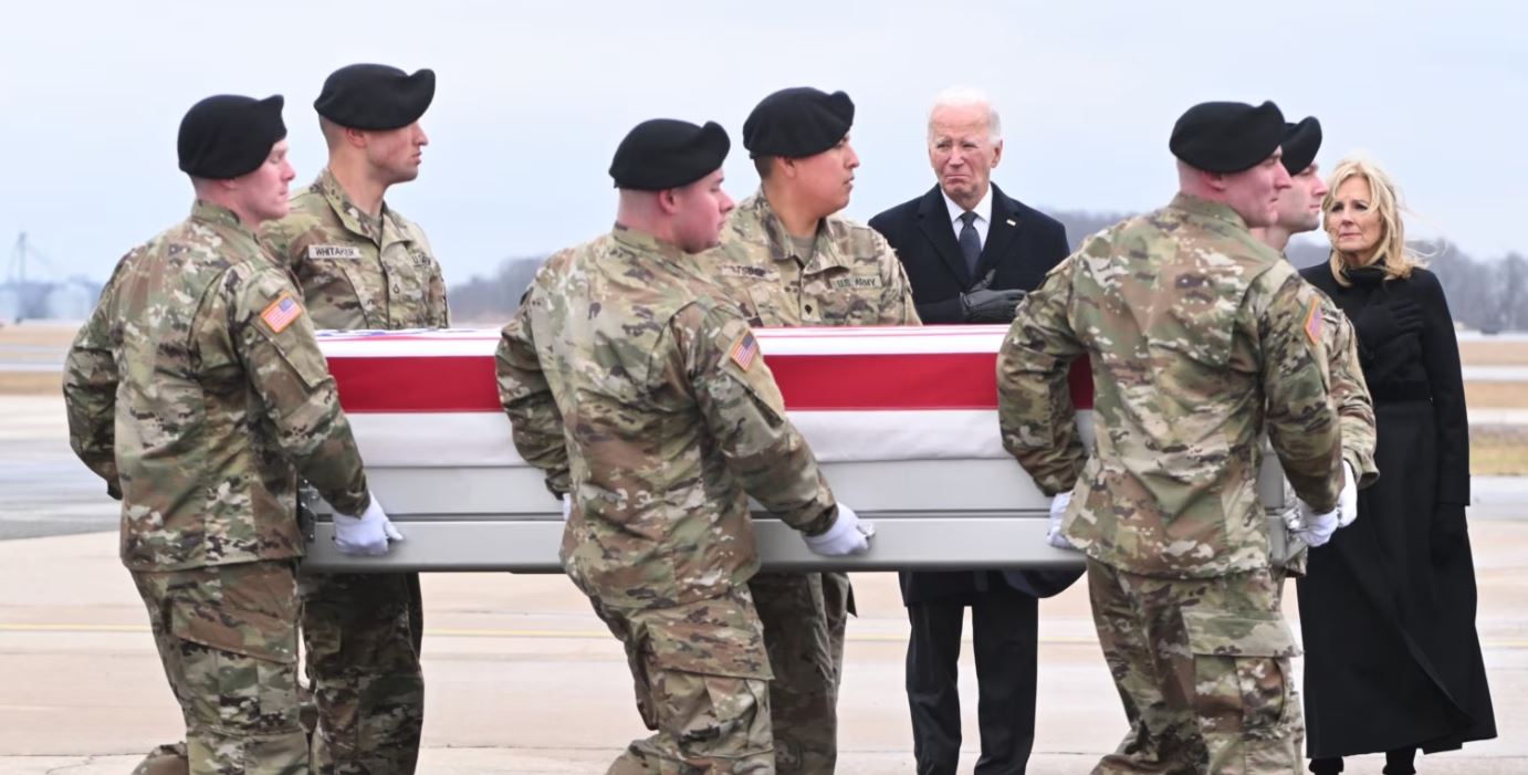 “Наша відповідь розпочалась”, – Байден зустрів тіла загиблих в Йорданії і оголосив про удари розплати