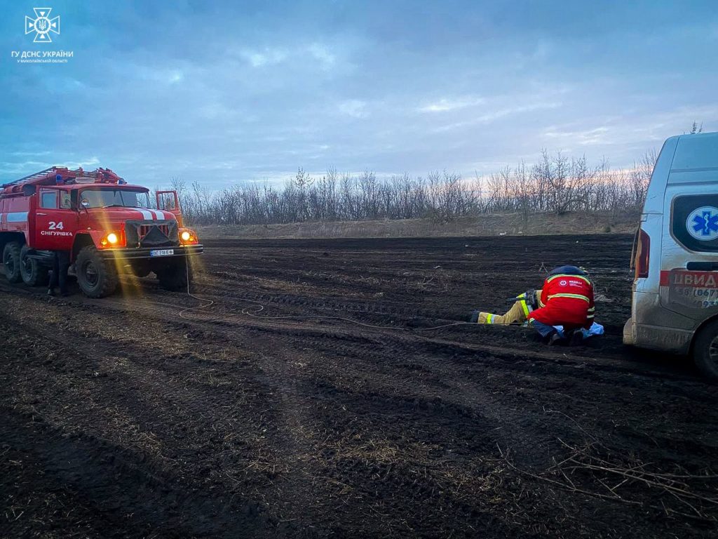 На Миколаївщині рятували "швидку" - загрузла на бездоріжжі (ФОТО) 2