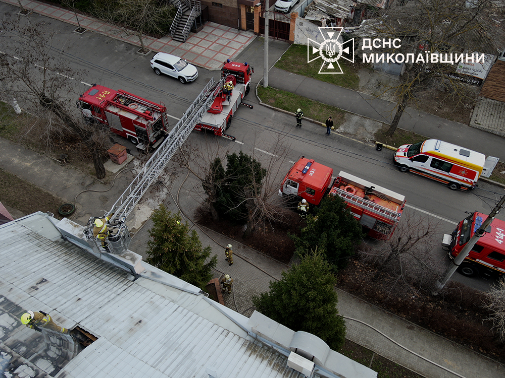 Під покрівлею дому спалахнула пожежа: у центрі Миколаєва оперативно загасили займання (ФОТО) 2