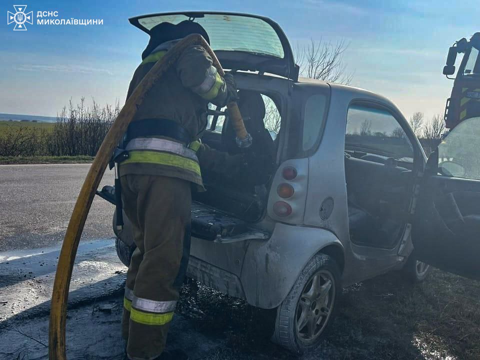 На Миколаївщині на ходу загорівся Mercedes-Benz Smart СITY - водійка сама загасити не змогла (ФОТО) 1