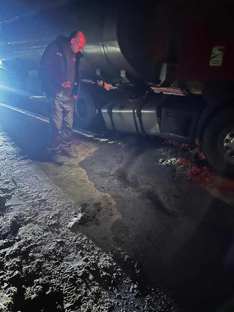 На водія фури, з якої на Варварівському мосту в Миколаєві розлилось дизпаливо, склали адмінпротокол (ФОТО) 1