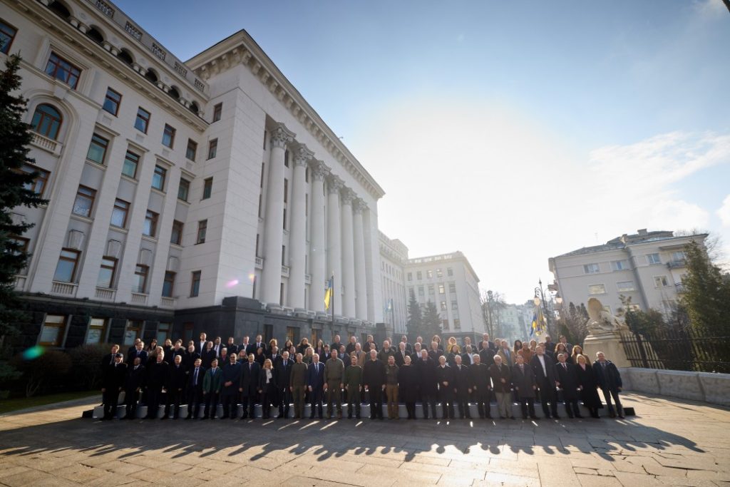 Президент зустрівся з главами іноземних диппредставництв. Був і доклад Сирського (ФОТО) 12