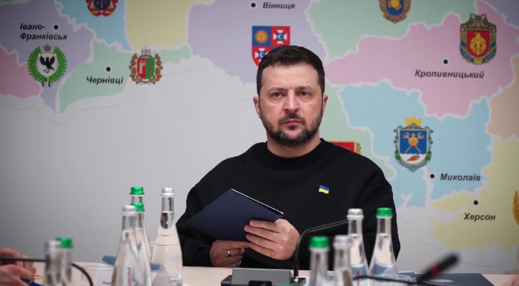 Зеленський на Кіровоградщині: провів нараду щодо стану справ у регіоні і вручив нагороди захисникам, які проходять лікування (ВІДЕО) 1