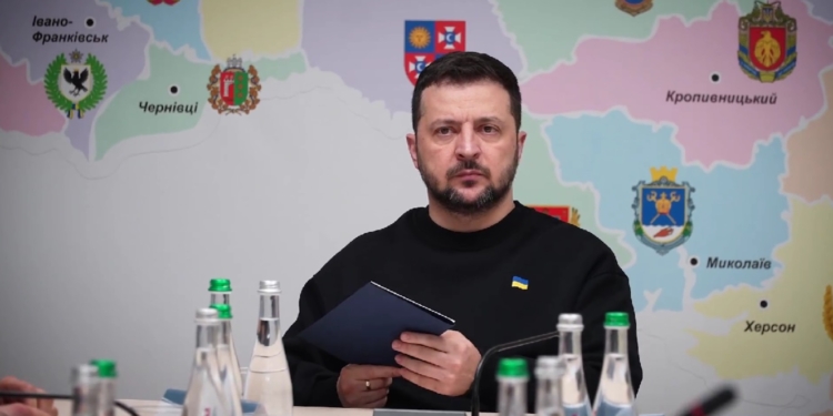 Зеленський на Кіровоградщині: провів нараду щодо стану справ у регіоні і вручив нагороди захисникам, які проходять лікування (ВІДЕО)