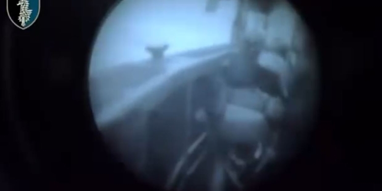 Зухвало, але успішно. Спецпризначенці 73-го морського центру зняли важливе обладнання з ворожої платформи в морі і підірвали антену (ВІДЕО)