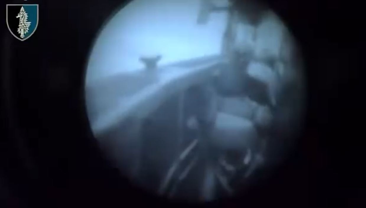 Зухвало, але успішно. Спецпризначенці 73-го морського центру зняли важливе обладнання з ворожої платформи в морі і підірвали антену (ВІДЕО)