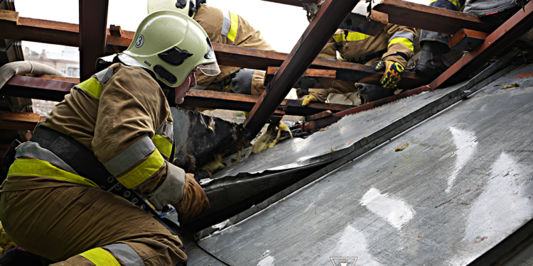 Під покрівлею дому спалахнула пожежа: у центрі Миколаєва оперативно загасили займання (ФОТО)