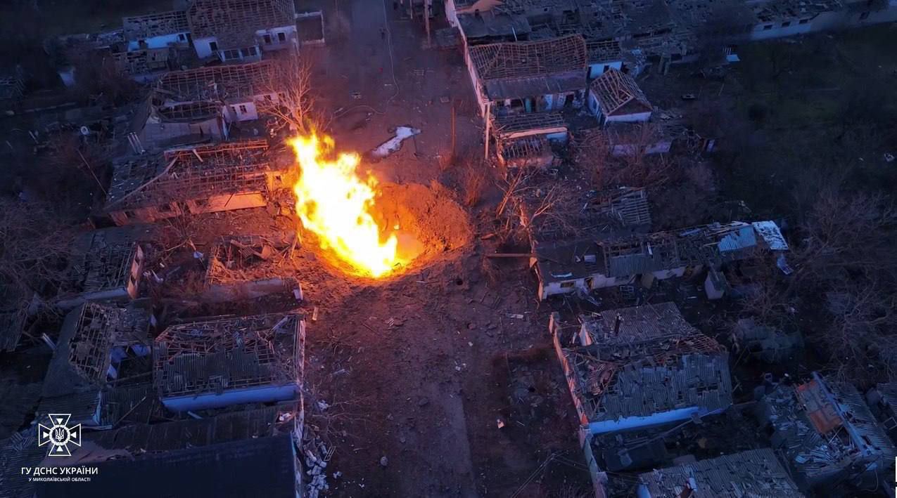 Внаслідок ворожої атаки на Миколаїв пошкоджено підземний газогін і електролінію (ФОТО)