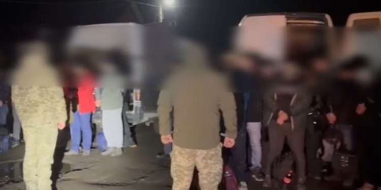 Рекордну групу ухилянтів – одразу 38 чоловіків із 11 областей – затримали на угорському кордоні (ВІДЕО)