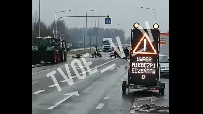 На україно-польському кордоні польські протестувальники зрізають замки в українських фур, висипають зерно (ВІДЕО)