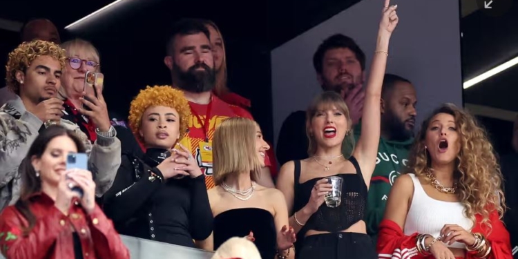 Президентські вибори в США. Кандидати “ділять” поп-зірок, “на кону” – Тейлор Свіфт