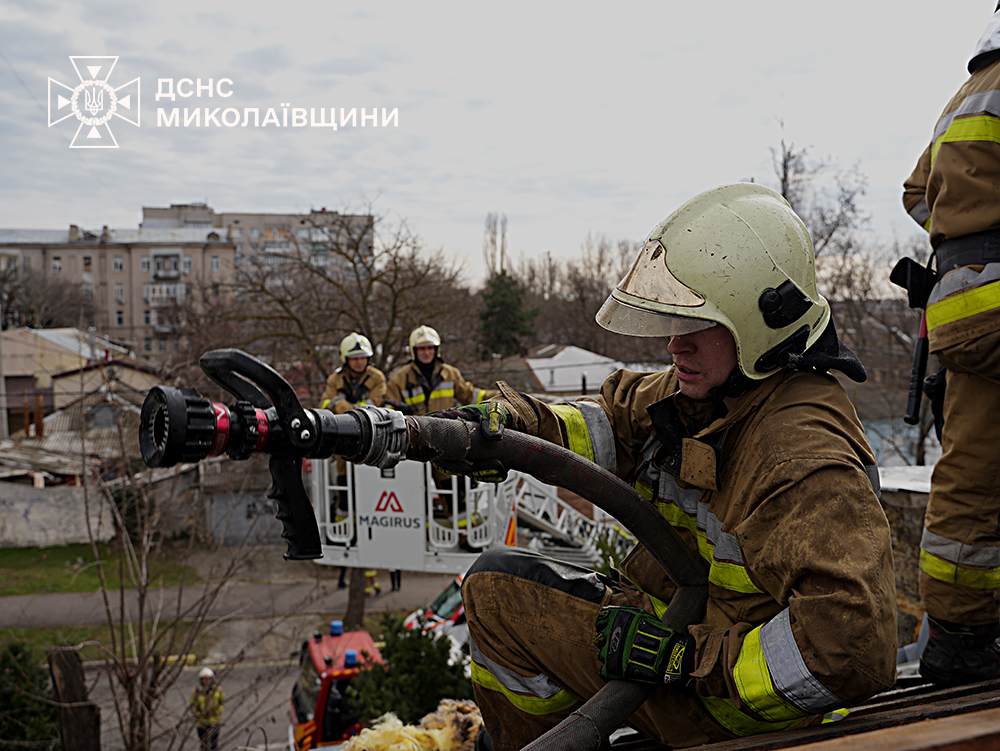 Під покрівлею дому спалахнула пожежа: у центрі Миколаєва оперативно загасили займання (ФОТО) 22