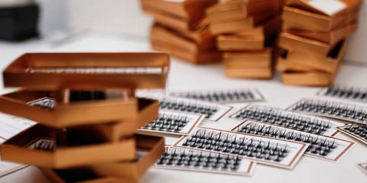 Під маркуванням “made in China”: як накладні вії допомагають Кім Чен Ину отримувати гроші Заходу – Reuters