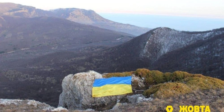 Активісти підняли прапор України на вершину кримської гори
