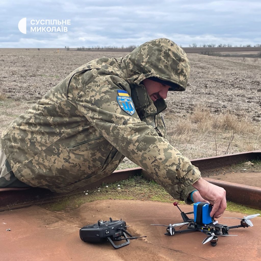 Технологічна підтримка для ЗСУ: на Миколаївщині волонтери збирають FPV-дрони (ФОТО) 4