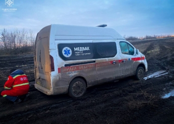 На Миколаївщині рятували “швидку” – загрузла на бездоріжжі (ФОТО)