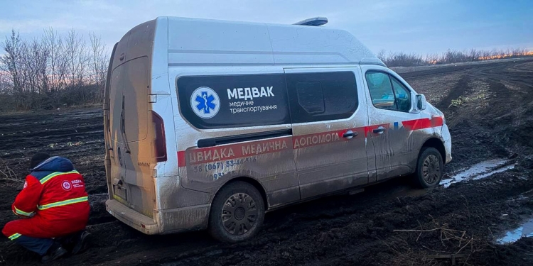 На Миколаївщині рятували “швидку” – загрузла на бездоріжжі (ФОТО)