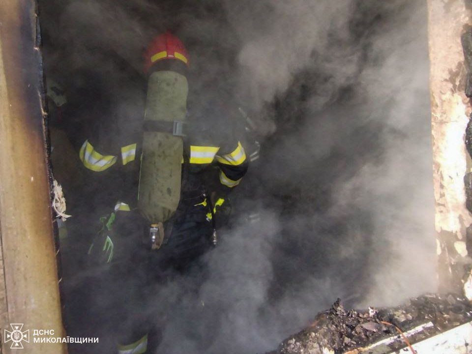 В Миколаєві на пожежі вогнеборці врятували чоловіка та дівчинку (ФОТО) 3