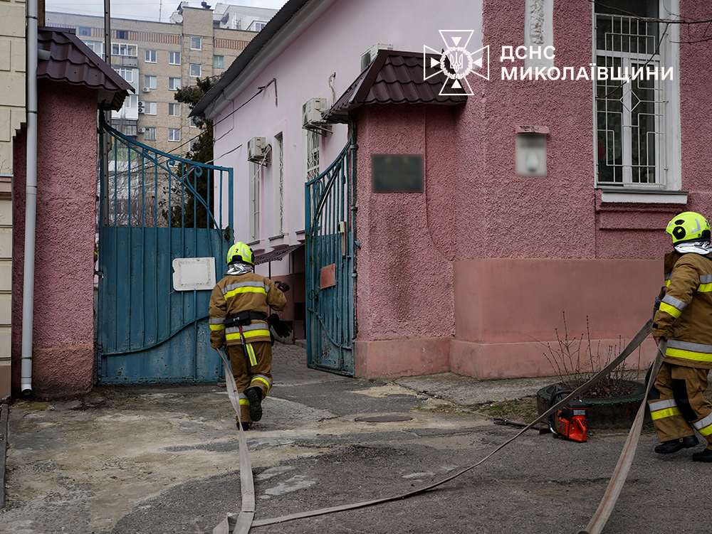 Під покрівлею дому спалахнула пожежа: у центрі Миколаєва оперативно загасили займання (ФОТО) 4