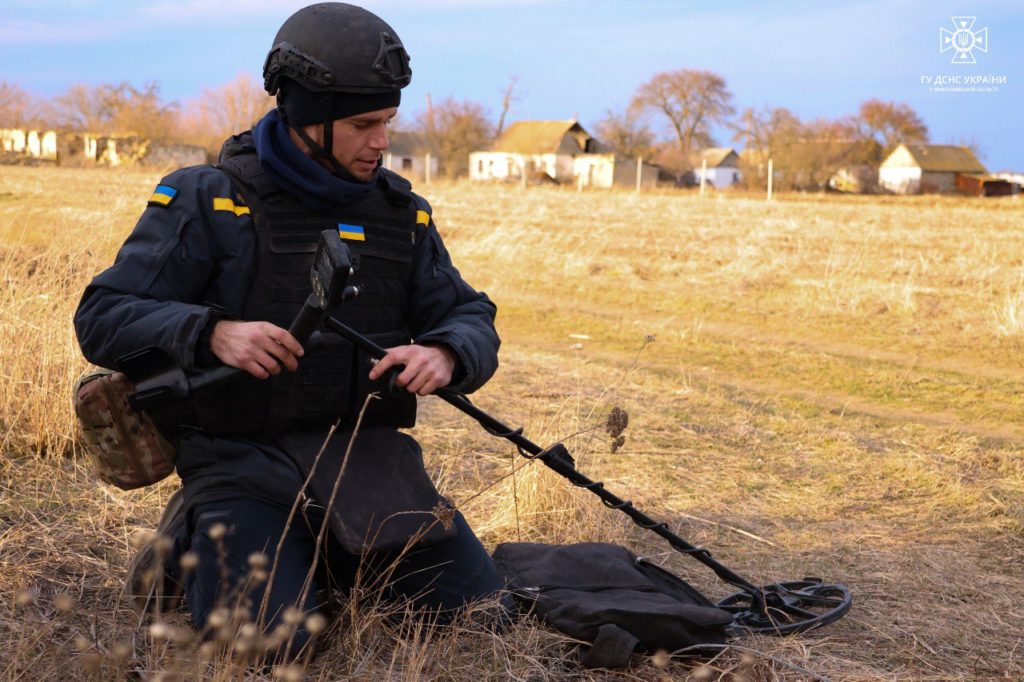 На Миколаївщині з початку повномасштабного російського вторгнення вже знешкодили понад 22,2 тисячі вибухонебезпечних предметів (ФОТО) 4