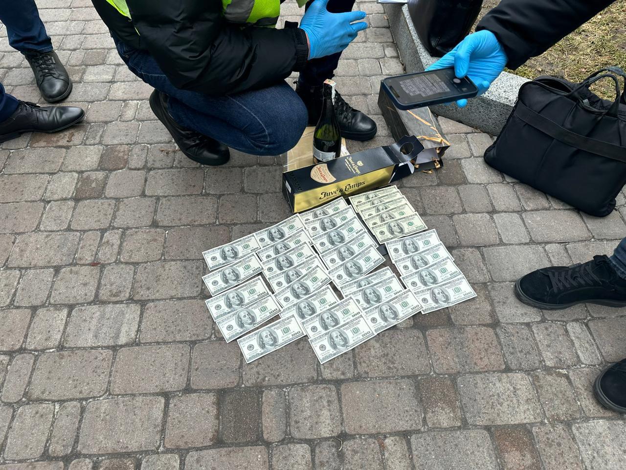 Чиновника міністерства культури і інформполітики взяли на хабарі (ФОТО)