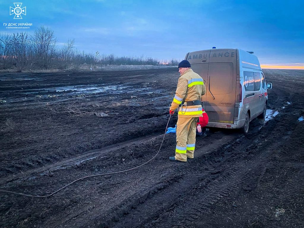 На Миколаївщині рятували "швидку" - загрузла на бездоріжжі (ФОТО) 6