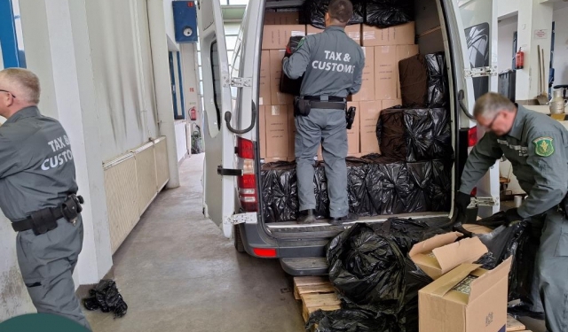 На угорському кордоні затримали український “дипломатичний” бус, забитий цигарками (ФОТО, ВІДЕО)