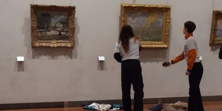 Двоє екоактивісток облили супом картину Моне у французькому Ліоні (ФОТО)