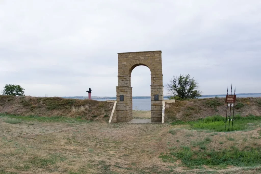 Російські загарбники скинули бомби на Кам’янську Січ Національного заповідника "Хортиця" (ФОТО) 6