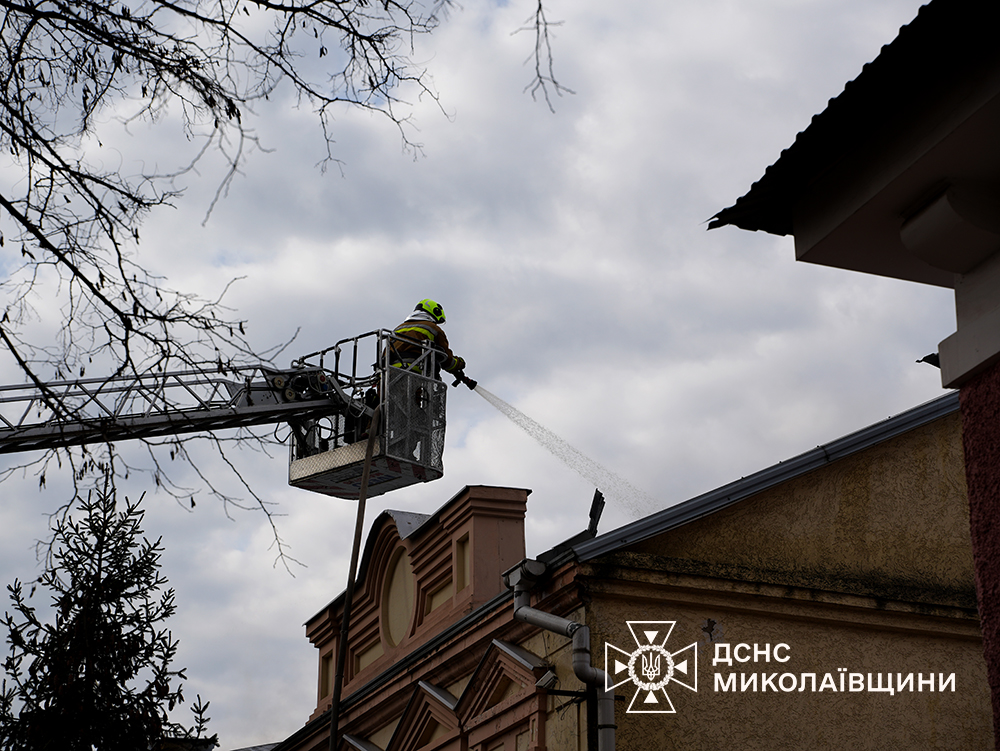 Під покрівлею дому спалахнула пожежа: у центрі Миколаєва оперативно загасили займання (ФОТО) 8