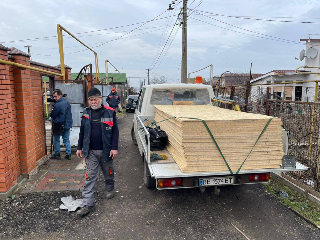 Бригади комунальників вже допомагають мешканцям: мер Миколаєва показав наслідки нічної дронової атаки на місто (ФОТО, ДОДАНО ВІДЕО)