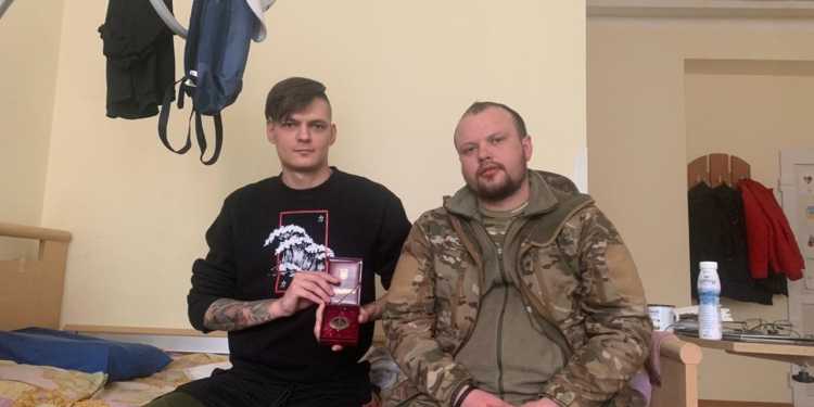 “За оборону Мар’їнки”: десантників миколаївської «79-ки», які лікуються після поранень, нагородили почесними відзнаками (ФОТО)