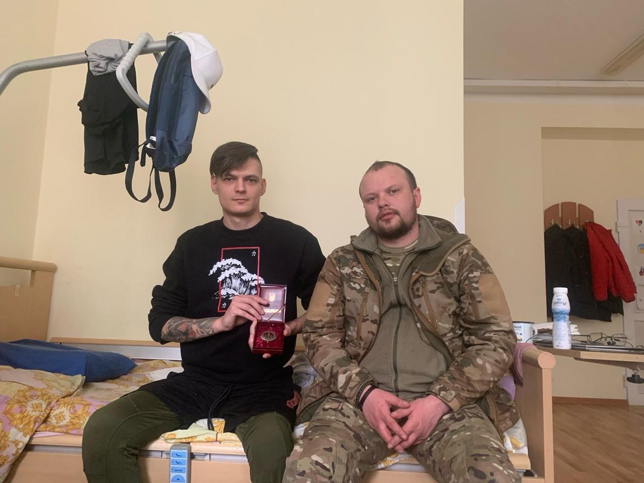 “За оборону Мар’їнки”: десантників миколаївської «79-ки», які лікуються після поранень, нагородили почесними відзнаками (ФОТО)