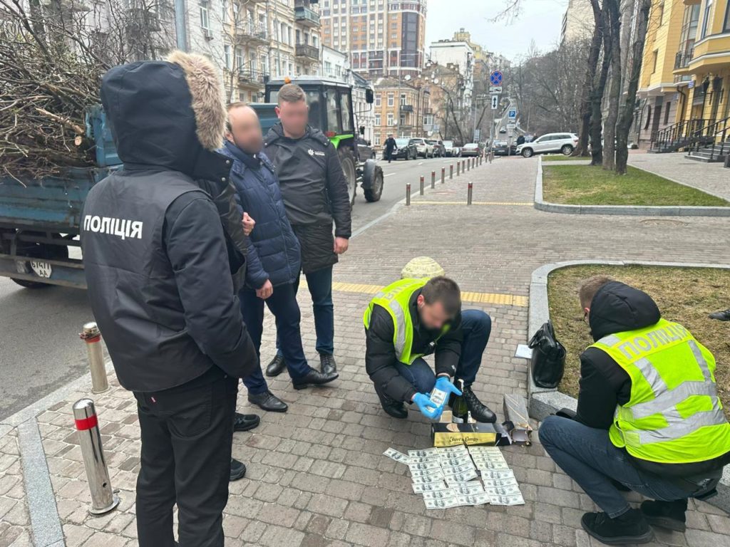 Чиновника міністерства культури і інформполітики взяли на хабарі (ФОТО) 8