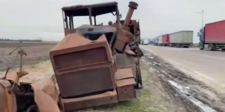 Українські аграрії привезли розстріляну сільськогосподарську техніку на кордон з Польщею (ФОТО)