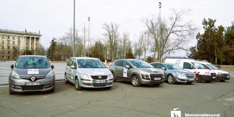 Французька асоціація «Нарбонна-Україна» передала Миколаєву автівки для комунальних служб та підрозділу ТрО (ФОТО)