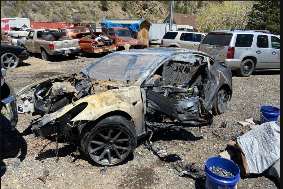 Повний автопілот не допоміг - водій Tesla згорів в ДТП, в команії кажуть, - не треба було пити (ФОТО) 8