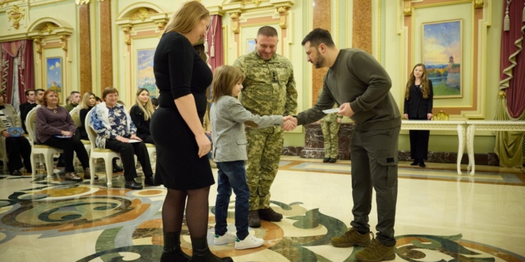 Президент вручив сертифікати на квартири Героям України та їхнім родинам