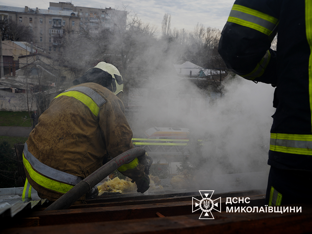 Під покрівлею дому спалахнула пожежа: у центрі Миколаєва оперативно загасили займання (ФОТО) 18