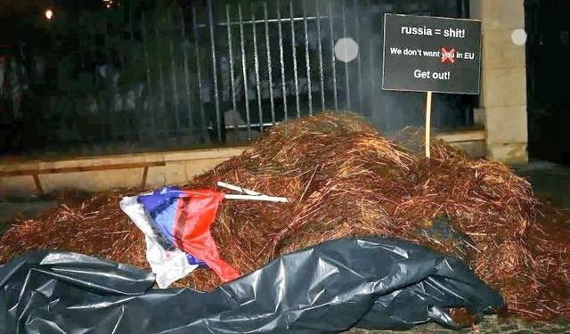 У Польщі активісти висипали купу гною під будинком російського посла у Варшаві