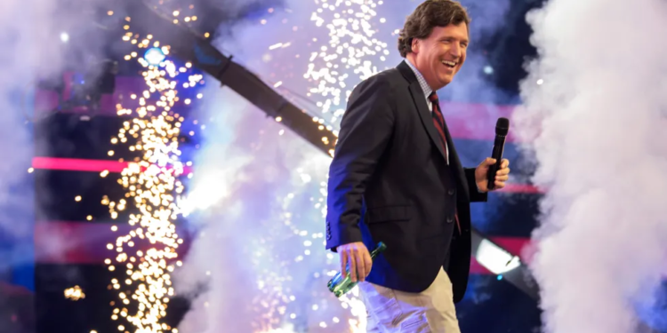 Американський телеведучий Такер Карлсон приїхав до Москви. Це кумир ультраправих і найвпливовіший прихильник Трампа