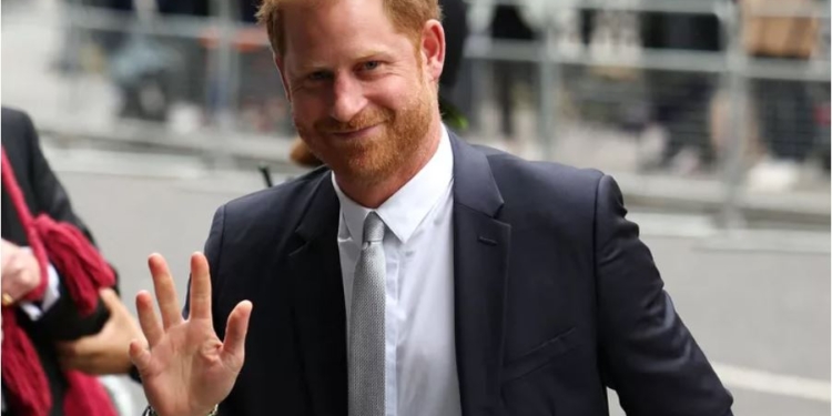 Скільки принц Гаррі отримає від ЗМІ, які роками його прослуховували